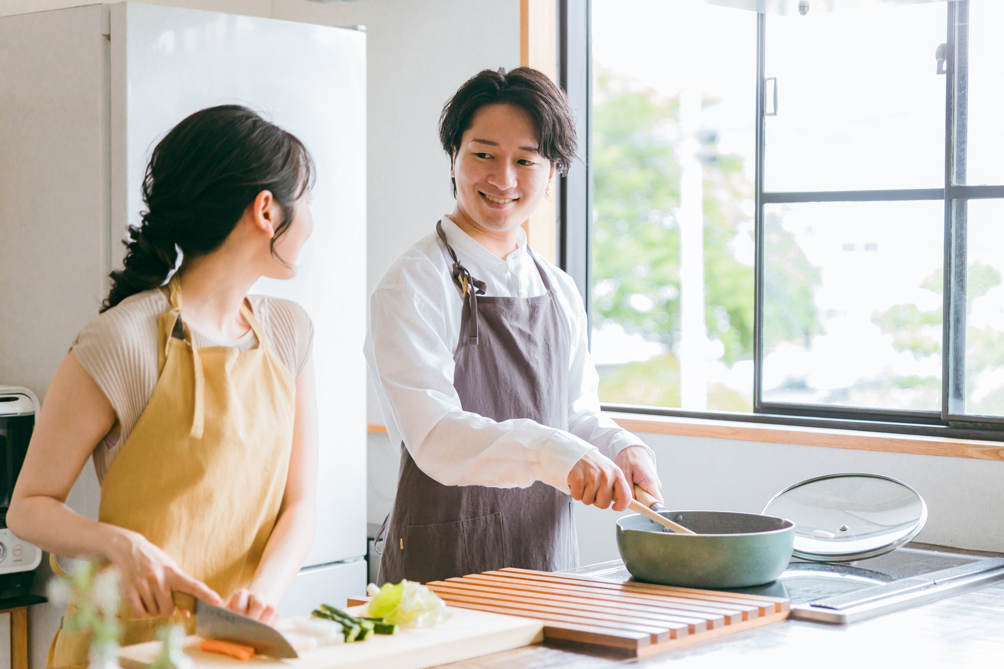 分担して料理する夫婦